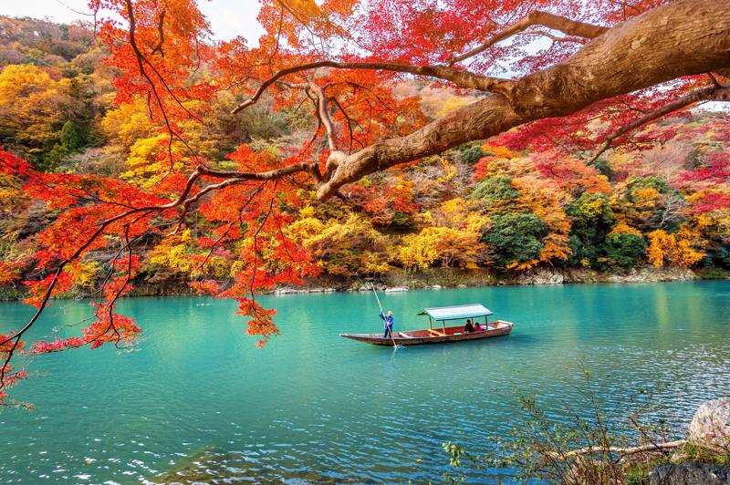 Giappone - Arashiyama - autunno - battello che naviga sul fiume