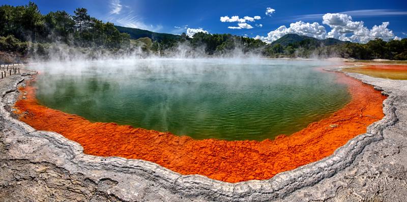 Vista panoramica del lago termale Champagne Pool a Wai-O-Tapu vicino a Rotorua, Nuova Zelanda