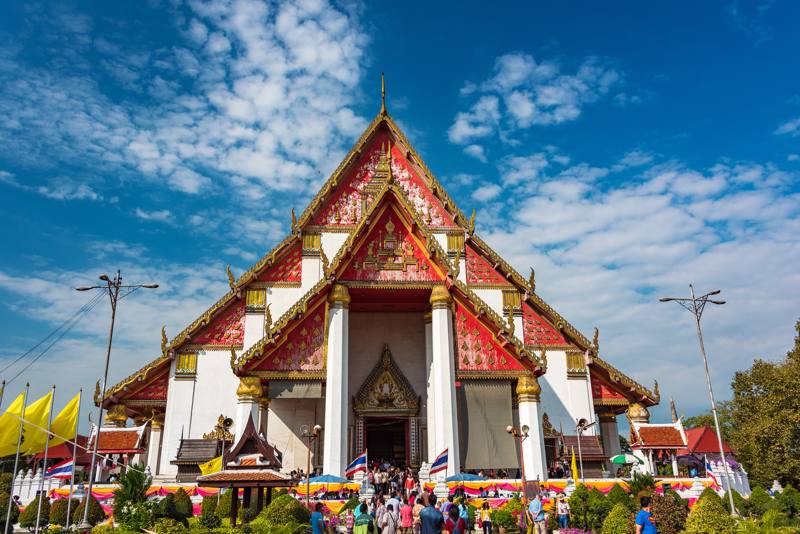  Ayutthaya, Tailandia Tempio di Wat Mongkhon Bophit con la gente il giorno soleggiato