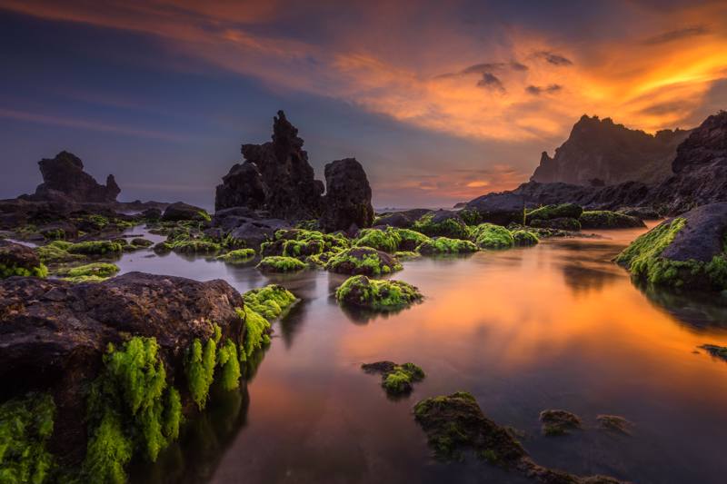 La bellezza del tramonto sulla spiaggia di Watu Lumbung, Gunungkidul, Yogyakarta Indonesia