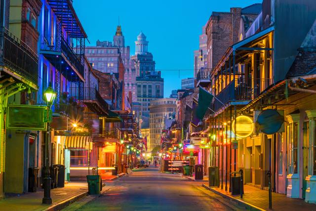 Strada illuminata di New Orleans negli Stati Uniti