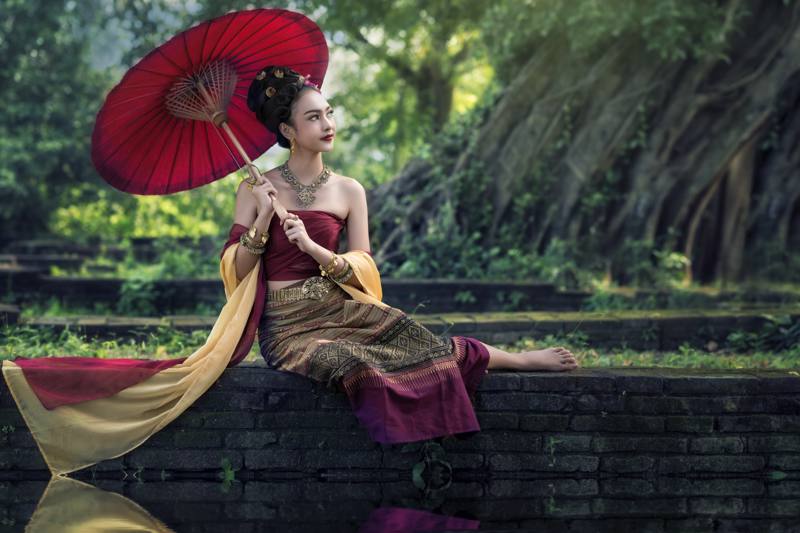 Thailandia ayutthaya bella donna thailandese con costume tradizionale