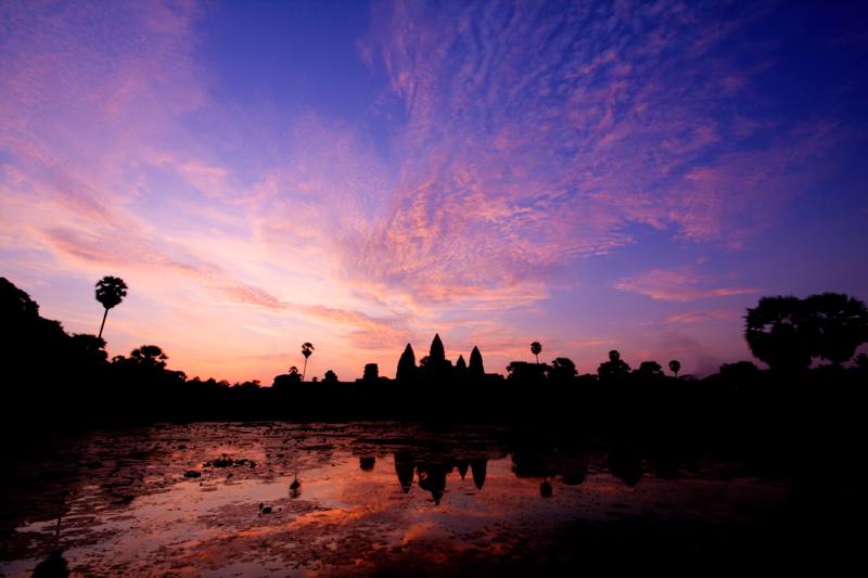 Cambogia Siem Reap alba nel tempio di Angkor Wat 