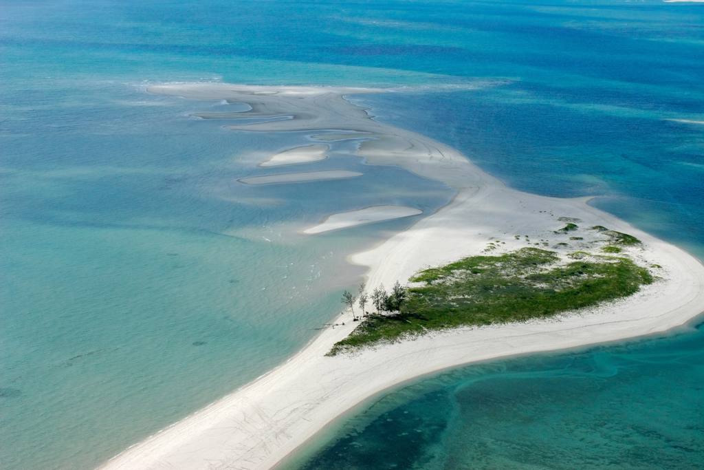 Mozambico vista aerea piccola isola tropicale