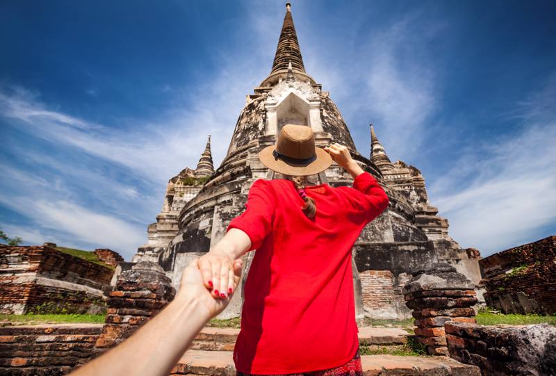 Thailandia Ayutthaya donna che tiene la mano del marito nel parco storico