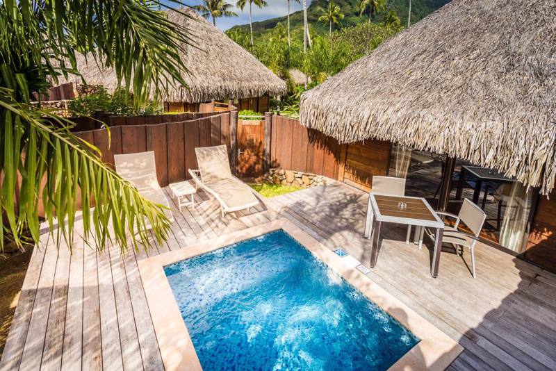 Polinesia  Fr. - Moorea (Isole della Società) Manava Beach Resort & Spa Esterno - Villa con lettini tavoli sedie e piscina