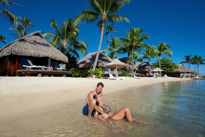 Polinesia  Fr. - Moorea (Isole della Società) Manava Beach Resort & Spa Coppia che si rilassa sulla spiaggia 