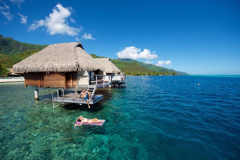 Polinesia  Fr. - Moorea (Isole della Società) Manava Beach Resort & Spa Esterno Villa con vista panoramica spiaggia e coppia che si rilassa