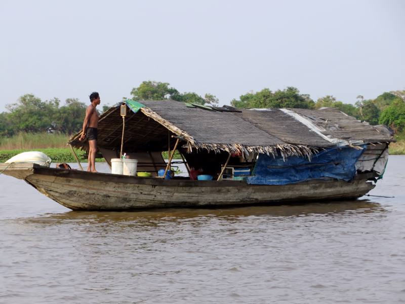 Cambogia  - Siem Reap lago Tonle Sap barca