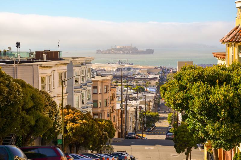 Stati Uniti  - San Francisco strada in pendenza con l'isola di Alcatraz