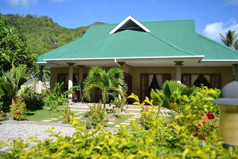 Seychelles  - Praslin Isl. Cote d'Or Chalets