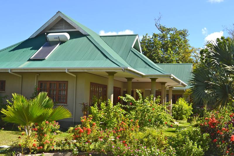 Seychelles  - Praslin Isl. Cote d'Or Chalets