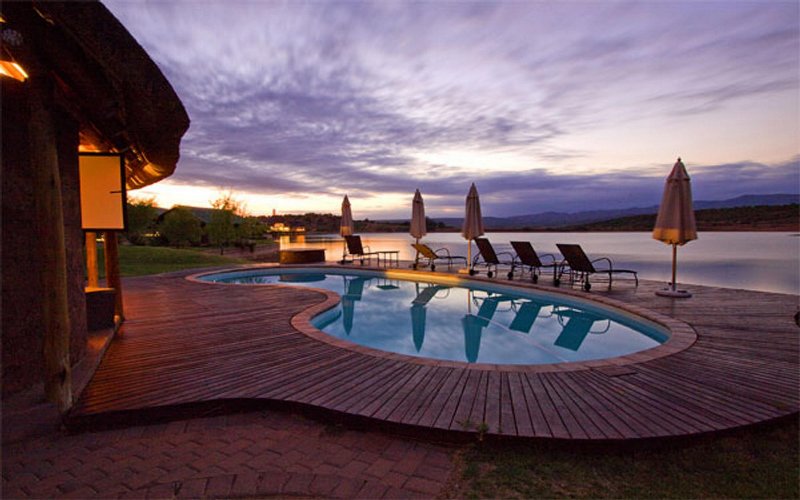 Sudafrica  - Oudtshoorn Buffelsdrift Game Lodge - Piscina con tramonto