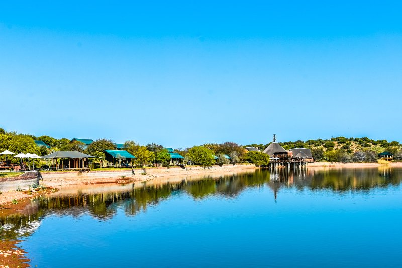 Sudafrica  - Oudtshoorn Buffelsdrift Game Lodge - vista esterna dal lago