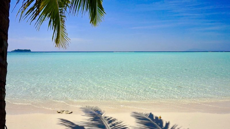 Indonesia - Karimunjawa Kura Kura Resort - Spiaggia sull' Isola di Kraka