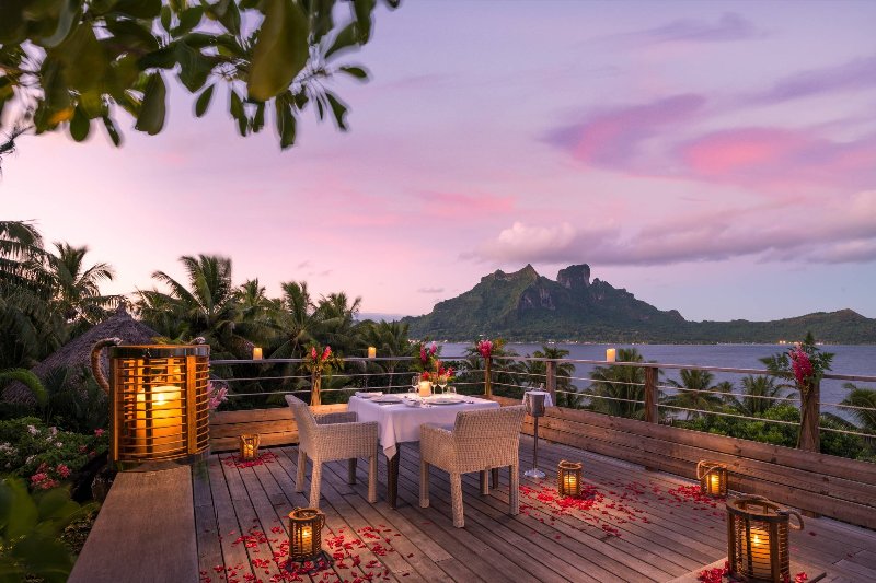 Polinesia  Fr. - Bora Bora - Conrad Bora Bora Nui Resort & Spa .- Cena privata con vista del monte Otemanu 