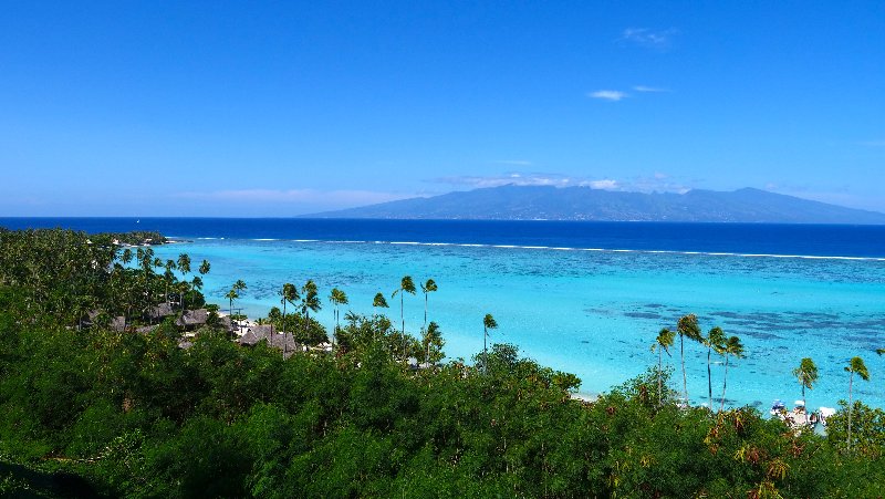 Polinesia  Fr. - Moorea  - L'azzurro del cielo e del mare a contrasto col verde rigoglioso