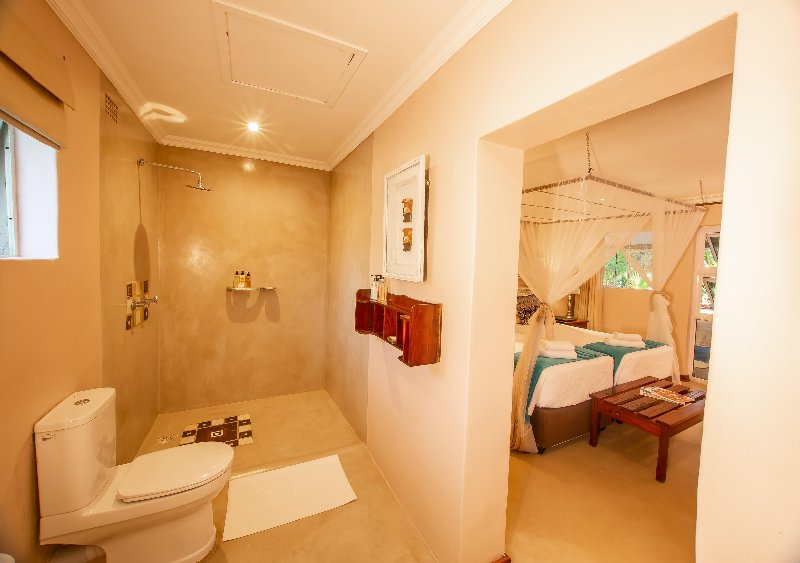 Zimbabwe  - Victoria Falls Bayete Guest Lodge - triple deluxe room