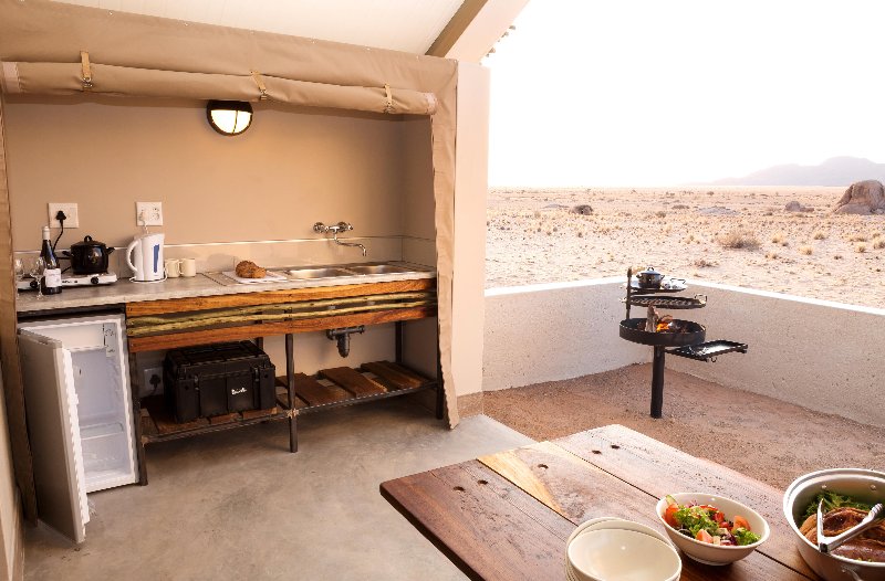 Namibia  - Sossusvlei - Desert Quiver Camp - area esterna della camera con barbecue