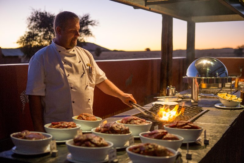 Namibia  - Sossusvlei - Desert Quiver Camp - cena nel boma