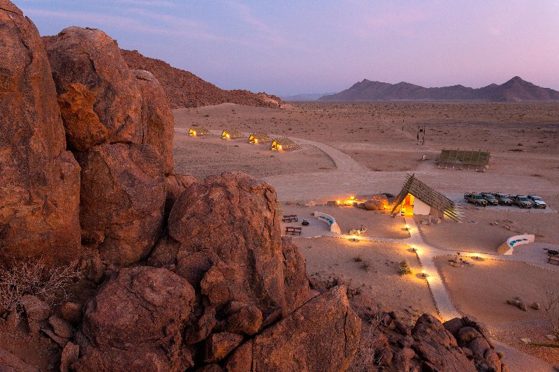 Namibia  - Sossusvlei - Desert Quiver Camp - vista del campo dalle rocce