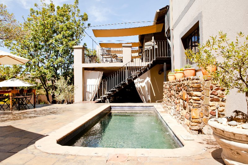 Namibia  - Windhoek - Olive Grove Guest house - vista sul cortile con piscina