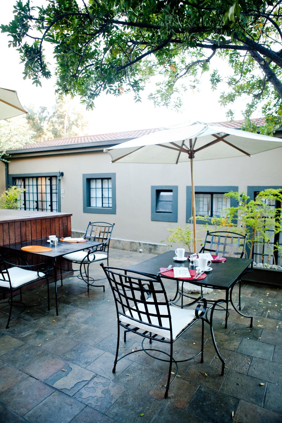 Namibia  - Windhoek - Olive Grove Guest house - tavoli apparecchiati nel cortile