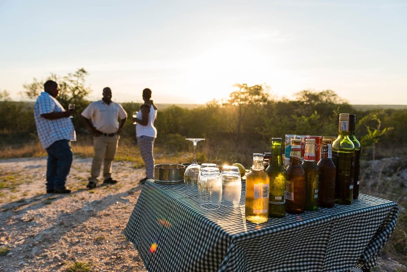 Sudafrica  - Makalali Private Game Reserve - Makalali Main Lodge -  aperitivo al tramonto nel bush