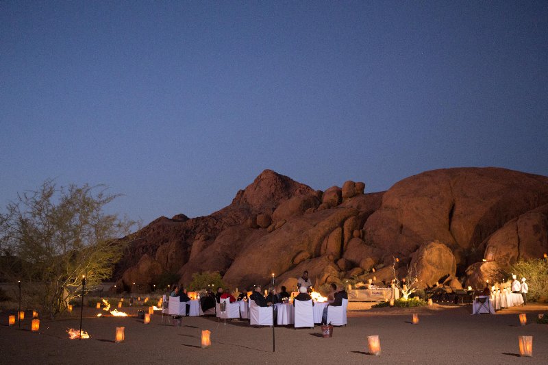 Namibia  - Sossusvlei - Sossusvlei Lodge - cena a sorpresa tra le rocce