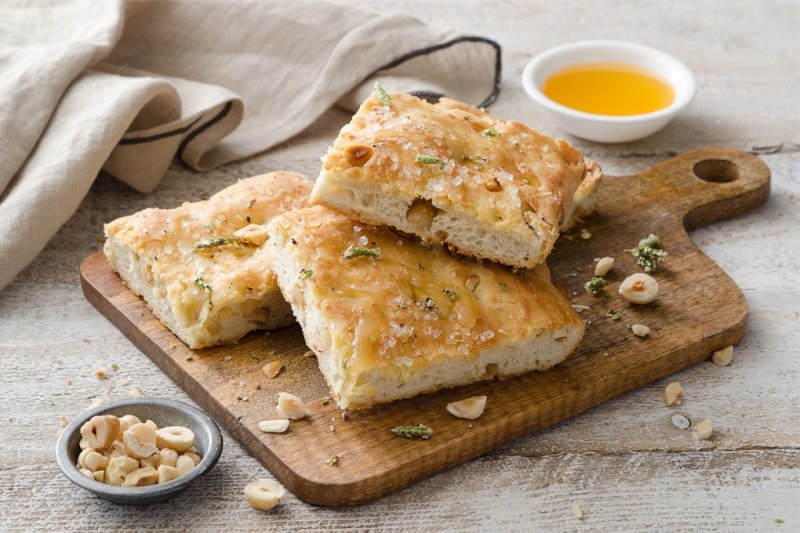 FOCACCIA CON MIELE DI SULLA CON NOCCIOLE E SPEZIE