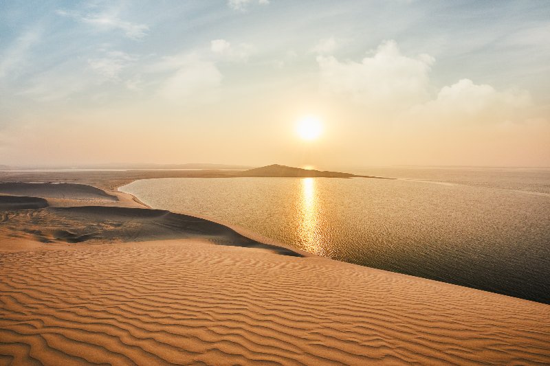 Qatar - Tramonto nel deserto con il mare