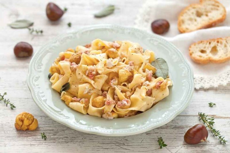 Pappardelle con lardo, castagne e grappa