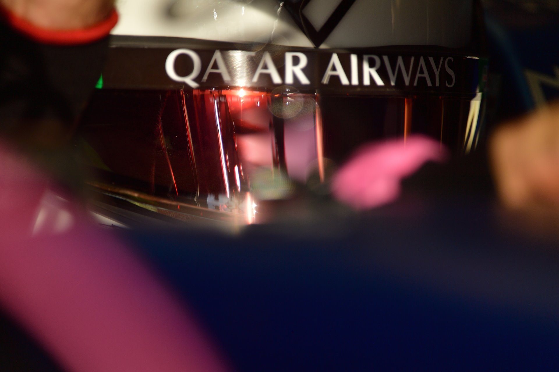 Dettaglio di un casco con logo Qatar Airways sul circuto di Doha Formula 1 - 2024