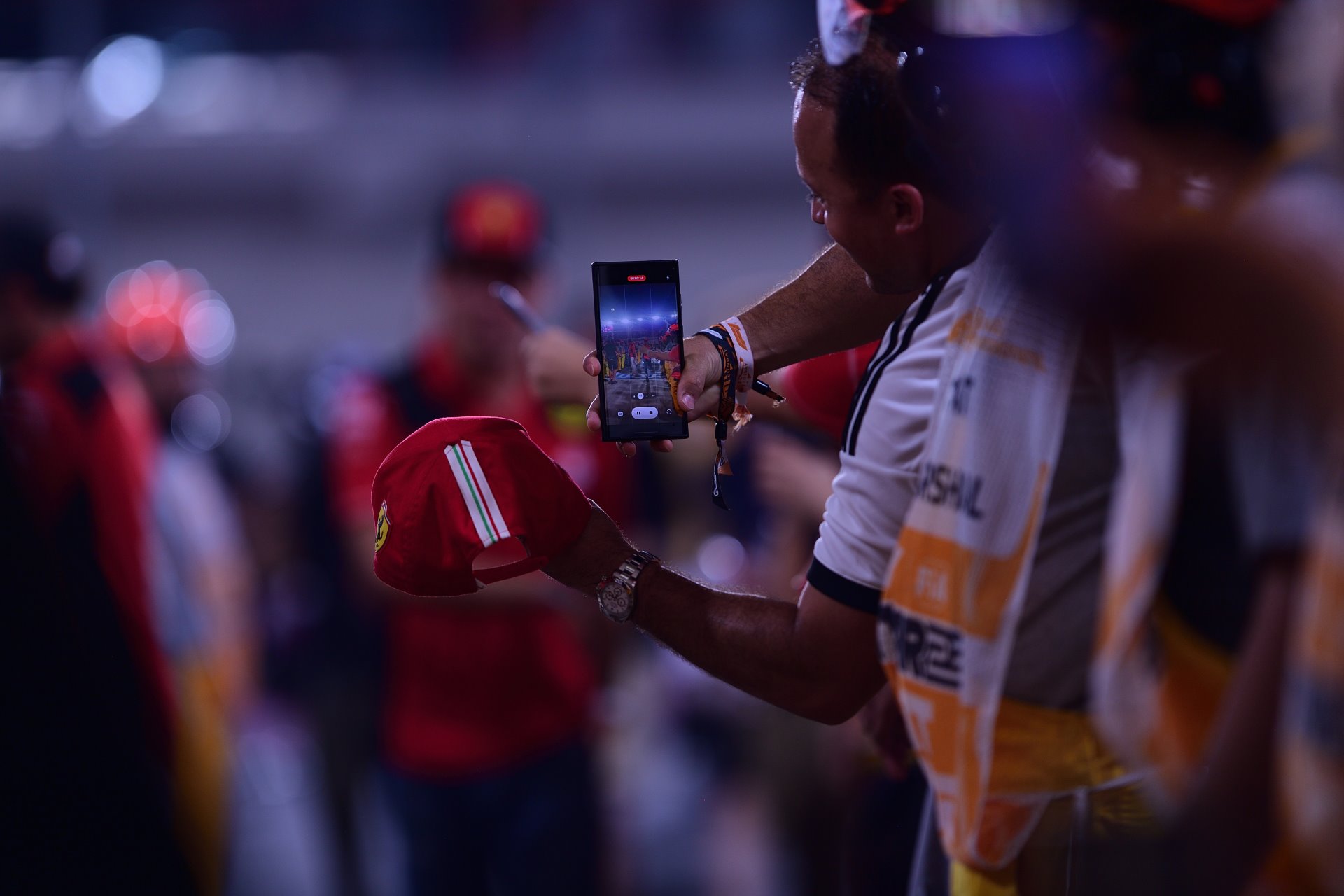 Persone al circuito di Doha per la Formula 1 Qatar 2024