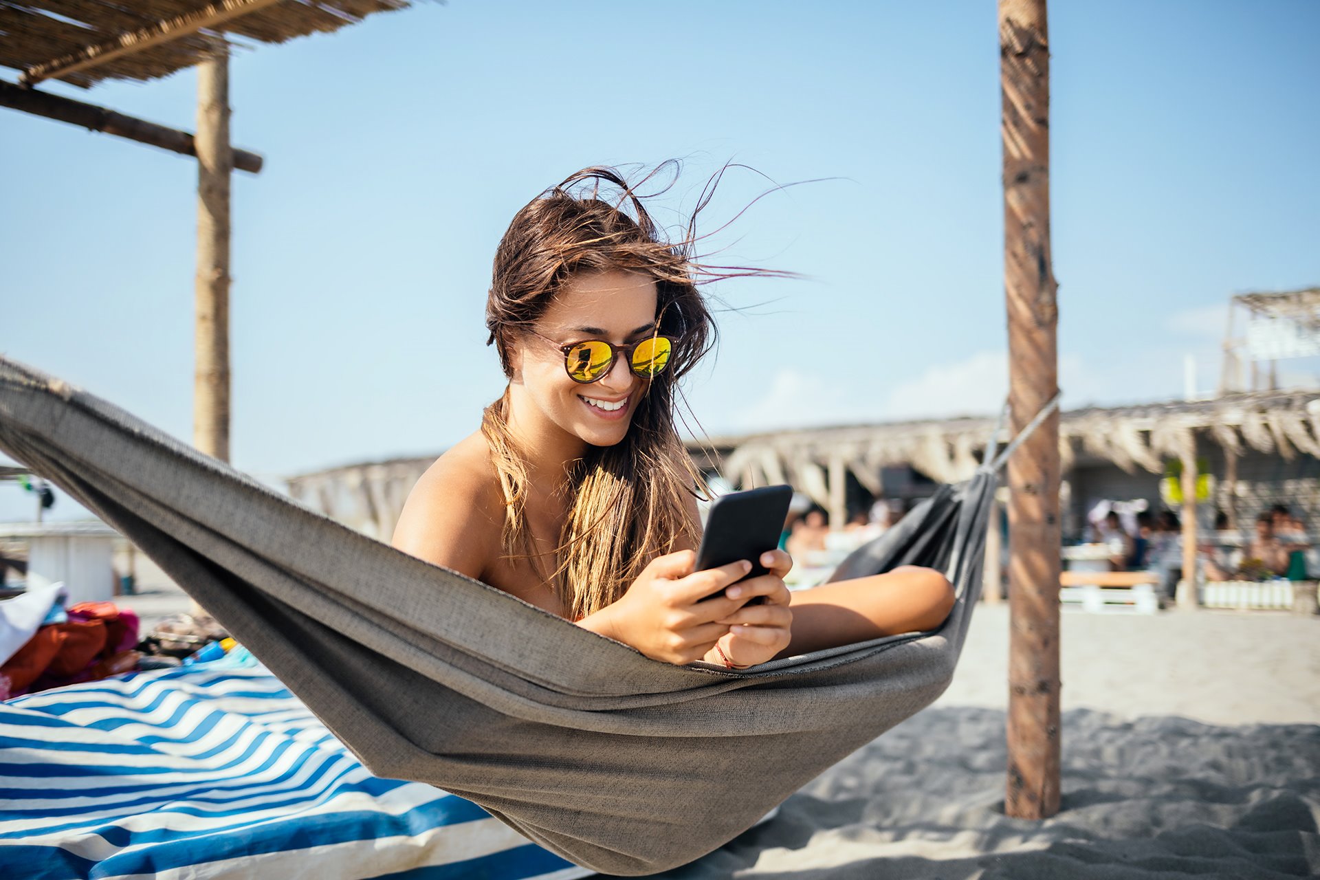 Donna in vacanza con lo smartphone