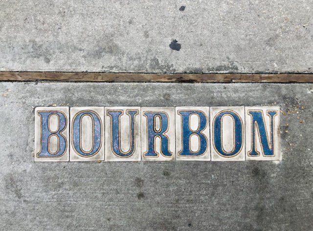 Bourbon Street di sera: insegne, jazz club e vita notturna a New Orleans