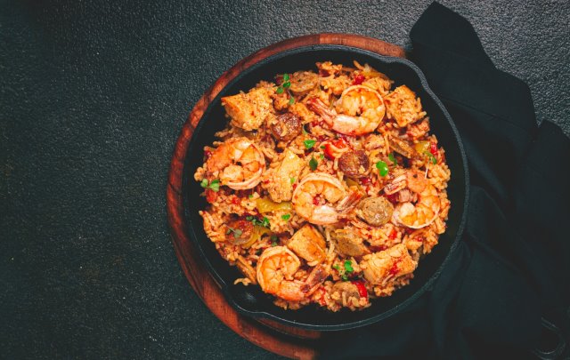 Jambalaya creola in padella con riso, verdure e salsiccia