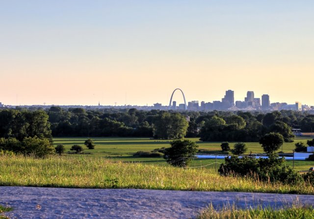 St. Louis Missouri: Gateway Arch e fiume Mississippi al tramonto