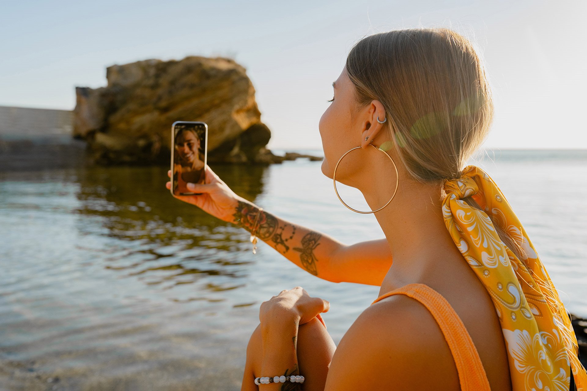Donna che fa una videochiamata in vacanza